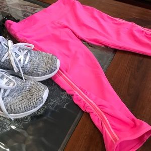 🎀🎀Pink Lululemon flow crops size 4🎀🎀